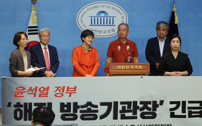 11일 국회에서 한상혁 전 방송통신위원장, 정연주 전 방통심의위원장 등이 '해직 방송 기관장' 긴급 기자회견을 하고 있다. 왼쪽 두번째부터 정연주 전 방심위원장, 권태선 방송문화진흥회 이사장, 남영진 전 KBS 이사장, 한상혁 전 방통위원장. 연합뉴스