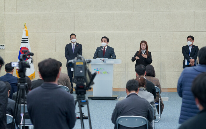 원희룡 제주지사가 지난 10일 제2공항 정상 추진과 관련한 기자회견을 하고 있다. 제주도 제공