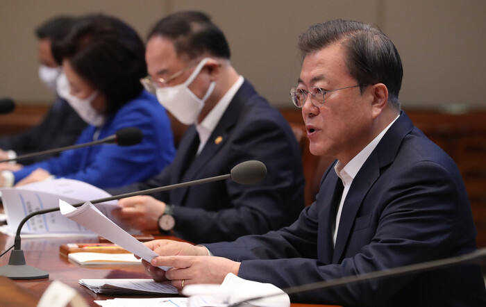 문재인 대통령이 30일 오전 청와대 본관에서 열린 제3차 비상경제회의에 참석해 긴급재난지원금 지급 방안을 발표하고 있다. 김정효 기자 hyopd@hani.co.kr