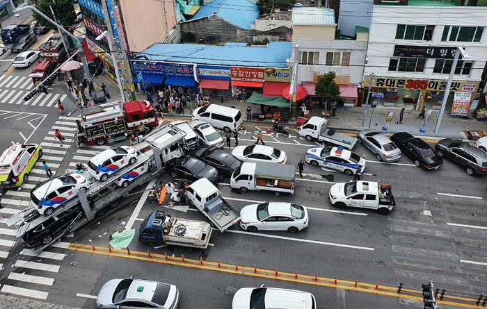 20일 오전 8시56분께 전남 여수시 광무동 한재사거리에서 차량운반트레일러가 횡단보도를 덮치면서 행인 12명이 사상했다. 연합뉴스