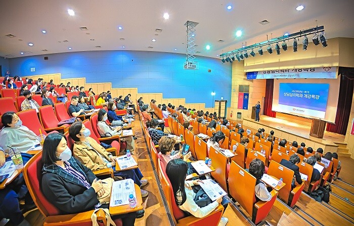 ▲상담심리학과는 지난 11일 경희대학교 경영대학원 오비스홀에서 열린 코칭 전문가 특강에서 코칭 전문가의 역할과 중요성에 대해 설명하고 있다. 경희사이버대 제공 ▲상담심리학과는 지난 11일 경희대학교 경영대학원 오비스홀에서 열린 코칭 전문가 특강에서 코칭 전문가의 역할과 중요성에 대해 설명하고 있다. 경희사이버대 제공