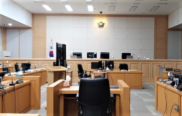 ‘진주 아파트 참사’ 피의자 안아무개씨에 대한 국민참여재판이 진행되는 창원지법 대법정.