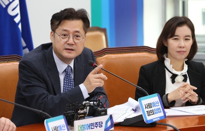 홍익표 더불어민주당 의원(사진 왼쪽). 오른 쪽은 박경미 전 의원. 한겨레 자료사진