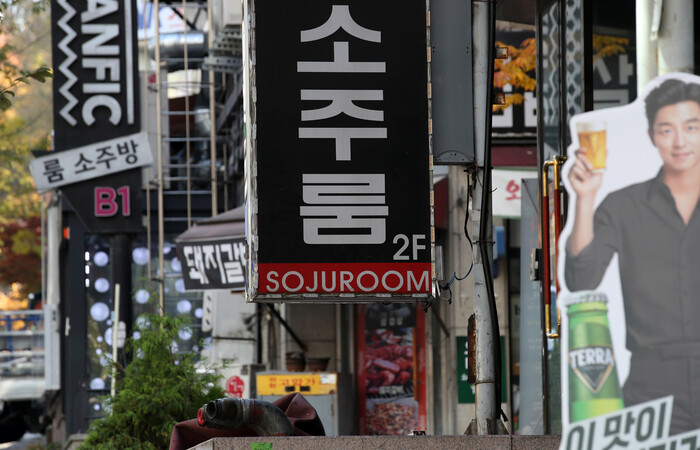 최근 코로나19 확진자 동선에 다중이 이용하는 실내 체육시설과 유흥 업소 등이 포함돼 추가 감염 우려가 커지고 있다. 사진은 확진자가 발생한 12일 광주 서구 상무지구의 유흥주점거리. 연합뉴스