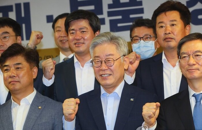 23일 국회 의원회관에서 열린 ‘일본 경제보복 1년 소부장 기술독립 실현! 소부장 육성방안 경기도 정책토론회’에서 이재명 경기도지사가 의원들과 기념촬영을 하고 있다.
