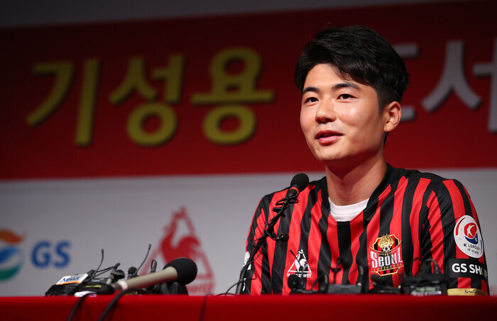 기성용 프로축구 에프시서울 주장.<한겨레>자료사진