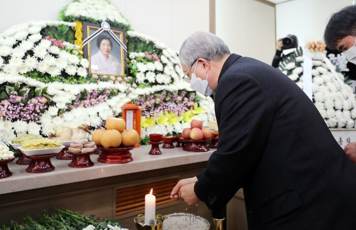 김희중 천주교 광주대교구장이 10일 오후 광주 동구 조선대학교병원 장례식장에 마련된 배은심 여사 빈소를 찾아 조문하고 있다. 연합뉴스