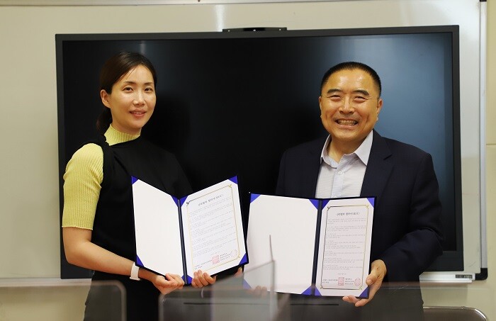 &nbsp; &nbsp; &nbsp; &nbsp; &nbsp; &nbsp; &nbsp; &nbsp; &nbsp; &nbsp; &nbsp; &nbsp; &nbsp; &nbsp; &nbsp; &nbsp;(왼쪽부터)세종대 패션디자인학과 김민지 교수, 서울광진의류협회 주용일 협회장이 협약서를 들고 기념 촬영을 하고 있다.세종대 제공