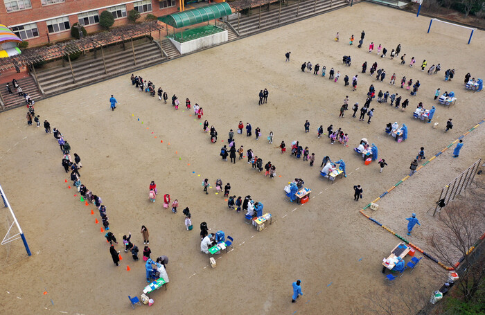 21일 오전 광주 남구 한 초등학교에서 코로나19 전수검사가 진행되고 있다. 연합뉴스