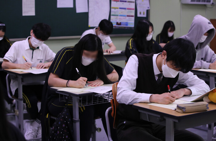 지난 6월3일 서울의 한 고등학교 학생들이 모의평가 답안지를 체크하고 있다. 공동취재사진