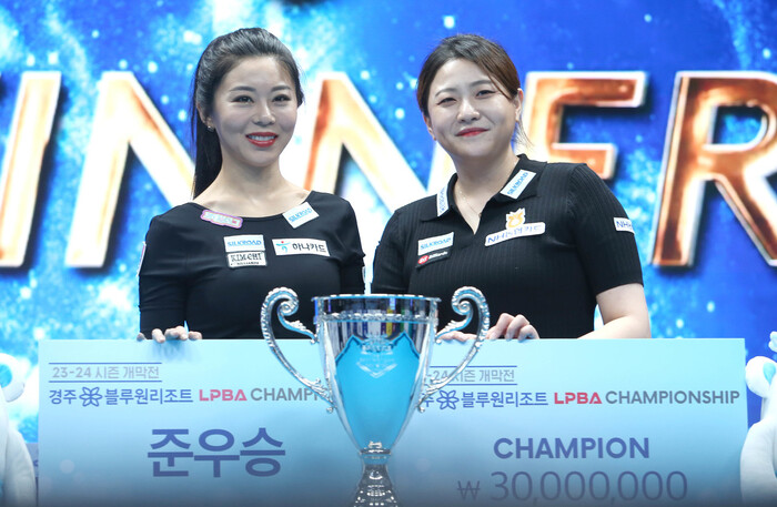 김가영(왼쪽)이 김민아의 우승을 축하해주고 있다. PBA 제공