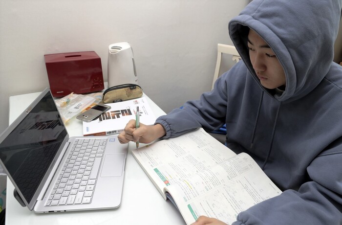현 고2부터 2015 개정 교육과정에 따른 새로운 수능 체제를 적용한다. 핵심은 정시 위주와 학생부 교과전형을 확대하면서 선택과목 등의 내신 중요도가 더욱 높아진다는 것. 코로나19 관련 온라인 개학 계획이 발표된 지난 3월31일 서울의 한 고등학생이 집에서 인터넷 강의를 보며 자율학습을 하고 있다. 김혜윤 기자 unique@hani.co.kr