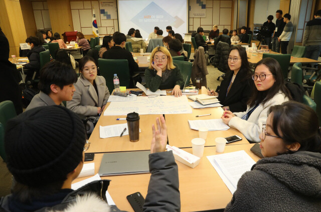 청소년·교육·인권 등에 관련된 시민사회단체가 꾸린 촛불청소년인권법제정연대가 지난달 12일 국회 의원회관에서 연 ‘2020년, 정치하는 청소년이 온다!-국회는 우리의 목소리를 공부하라’ 행사에서 참가자들이 ‘교실 정치화 논란과 18살 선거권 이후의 학교’, ‘청소년의 선거운동, 정치활동의 자유 보장’, ‘2020년 총선, 청소년 유권자를 위한 정책’ 등을 주제로 조별 토론을 하고 있다. 강창광 선임기자 chang@hani.co.kr