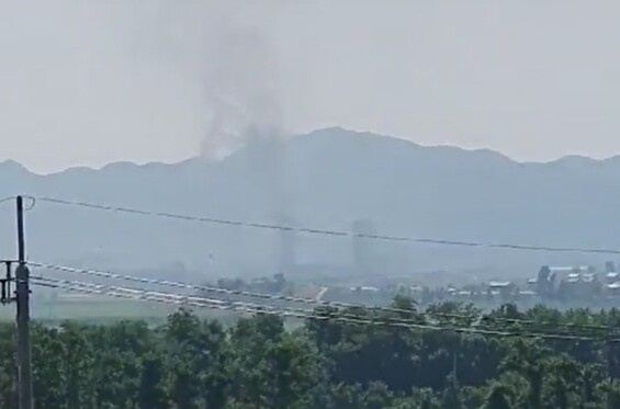 개성공단 지역에서 폭음과 연기가 관측된 16일 오후 경기도 파주 대성동 자유의 마을에서 목격된 개성공단 방향에서 검은 연기가 피어오르고 있다. 연합뉴스