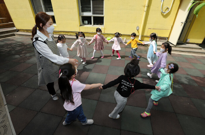 2021년 4월22일 서울 중구의 한 어린이집에서 교사와 아이들이 놀이를 하고 있다. 정용일 기자 yongil@hani.co.kr