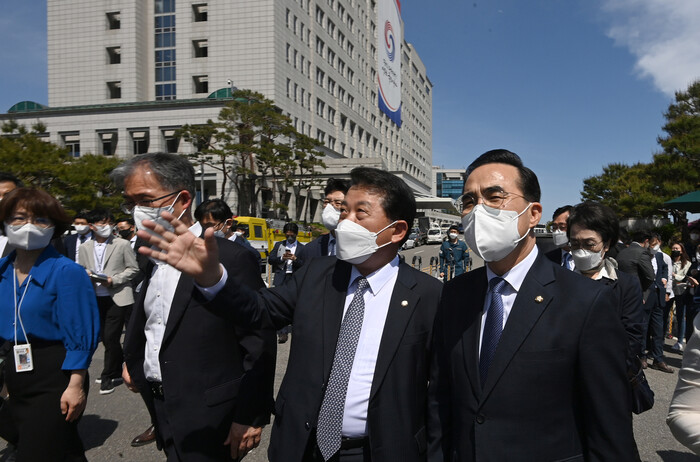 더불어민주당 대통령집무실 이전 문제검토 태스크포스(TF) 현장방문에 참석한 박홍근 원내내표와 의원들이 9일 오후 대통령 집무실로 사용될 용산 국방부 청사를 둘러보고 있다. 공동취재사진