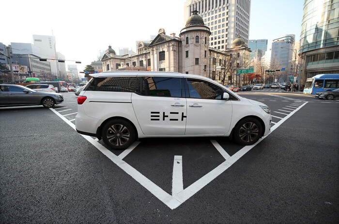 서울 중구 남대문로 일대에서 운행되고 있는 렌터카 기반 실시간 차량호출 서비스 ‘타다’ 차량 모습. 연합뉴스