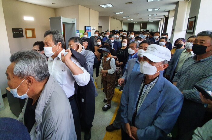 제주4·3 행불인 유족들이 8일 오전 행불인 재심 청구소송 심리가 시작된 제주지방법원 법정으로 몰려들고 있다. 허호준 기자