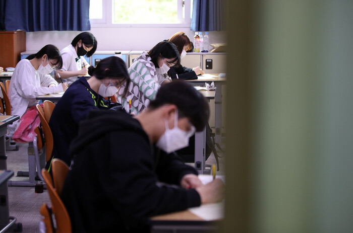 지난해 6월18일 서울의 한 고등학교 3학년들이 6월 전국연합학력평가(모의고사) 시험을 준비하고 있다. 공동취재사진