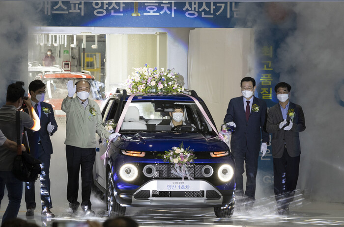 광주글로벌모터스는 9월15일 광주 빛그린국가산업단지 본사 조립공장에서 이용섭 광주시장과 박광태 대표이사 등이 참석한 가운데 경형에스유브이(SUV) 캐스퍼 1호차 생산 기념식을 열었다.