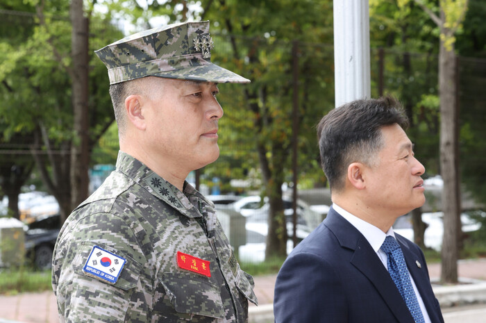 국방부 검찰단장 등을 고발한 박정훈 전 해병대 수사단장(왼쪽)이 지난 14일 오전 경기도 과천 고위공직자범죄자수사처(공수처)에서 취재진 질문에 답하고 있다. 고 채아무개 상병 순직 사건을 수사하다 해임된 박 단장은 김동혁 국방부 검찰단장과 유재은 법무관리관을 직권남용권리행사방해 혐의로 고발했다. 연합뉴스