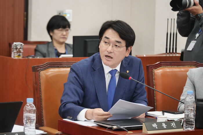 박용진 더불어민주당 의원이 지난 21일 국회 교육위원회 국정감사에서 전남대병원의 채용비리 의혹을 따져 묻고 있다. 박용진 의원실 제공
