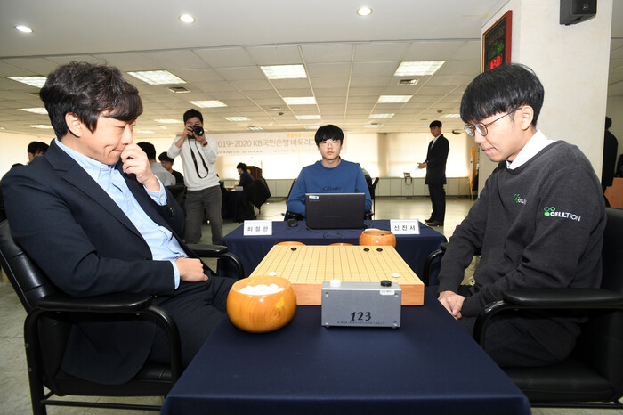 신진서 9단(오른쪽)이 30일 KB바둑리그에서 최철한 9단과 대국하고 있다. 한국기원 제공