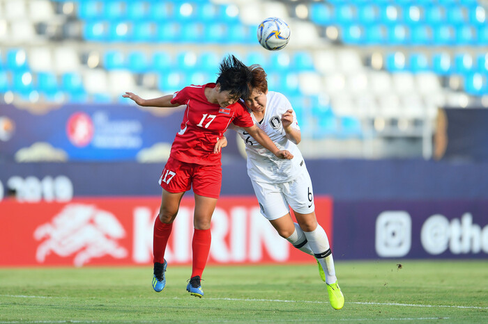 지난해 타이 촌부리스타디움에서 열린 2019 아시아축구연맹(AFC) 19살 이하 여자 챔피언십에서 남북한 선수들이 헤딩하고 있다. 대한축구협회 제공