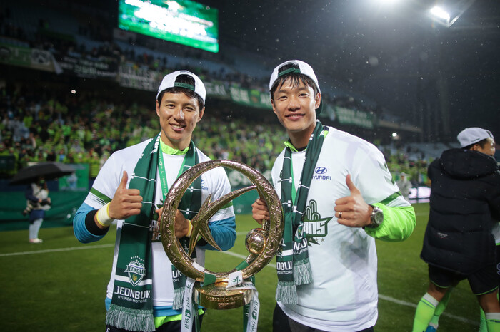전북 현대의 골키퍼 홍정남(왼쪽)과 수비수 홍정호 형제. 한국프로축구연맹 제공