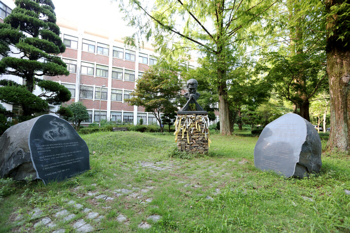 전남대학교가 교내 민주길을 조성하며 ‘윤상원의 숲’에 설치한 5·18 시민군 대변인 윤상원의 흉상. 전남대 제공