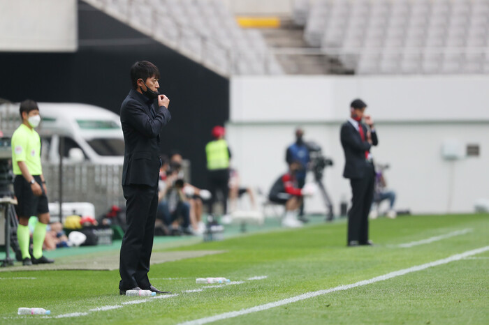 김남일 성남FC 감독(왼쪽)이 31일 서울 월드컵경기장에서 열린 K리그1 FC서울과 경기에서 지휘하고 있다. 연합뉴스