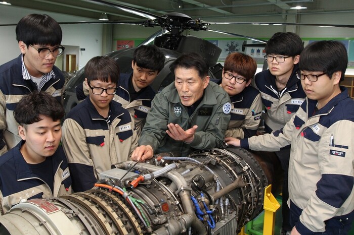 구미대학교 헬기정비과 실습 장면.