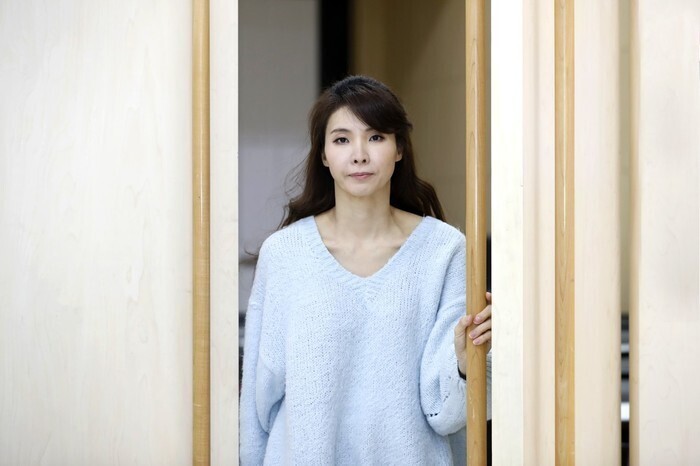 서지현 검사가 지난 1월16일 오후 서울 마포구 한겨레신문사에서 대법원 판결 뒤 첫 인터뷰를 한 뒤 청암홀 문을 열며 나서고 있다. 이정아 기자 leej@hani.co.kr