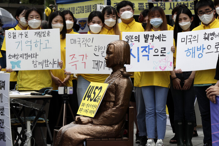 제8차 세계 일본군 ‘위안부’ 기림일을 이틀 앞둔 12일 낮 서울 종로구 중학동 옛 일본대사관 앞에서 1452차 일본군성노예제 문제 해결을 위한 정기 수요시위가 열리고 있다. 이번 수요시위는 기림일을 맞아 11개국에서 국내외 118개 단체가 온라인으로 참여하는 세계연대집회 형태로 열렸다. 김명진 기자 littleprince@hani.co.kr