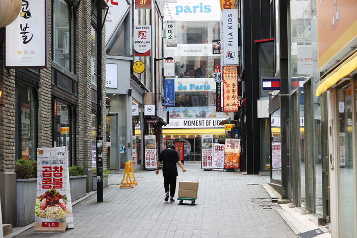 코로나19로 ‘사회적 거리두기 2단계’ 조처가 시행 중인 24일 오후 서울 중구 명동거리가 한산한 모습을 보이고 있다. 사진 연합뉴스.