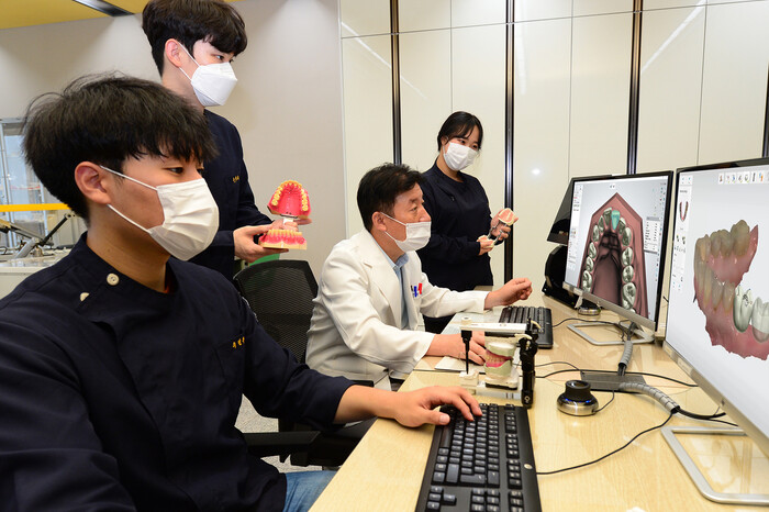 지난 2일 대구보건대 치기공과 실습실에서 박영대 교수가 3D 캐드캠 실습 수업을 하고 있다. 대구보건대 제공