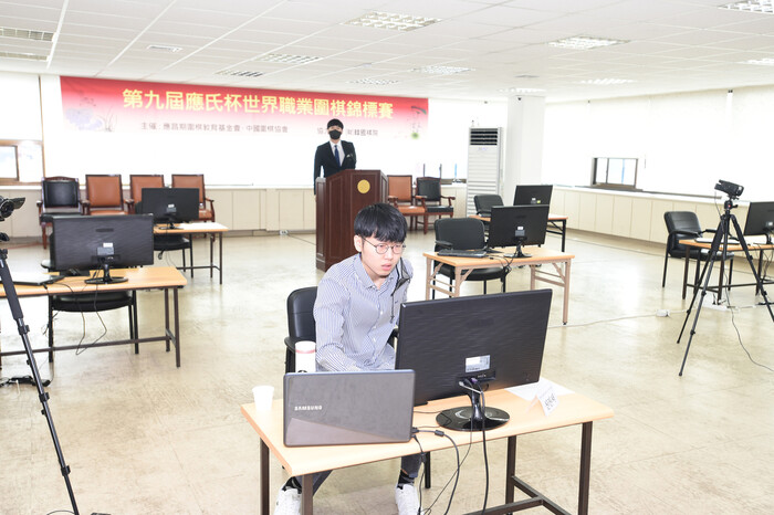 신진서 9단이 11일 서울 한국기원 대국장에서 응씨배 세계바둑대회 8강전 온라인 대국을 벌이고 있다. 한국기원