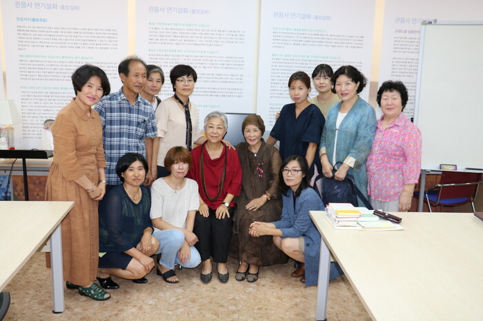 2018년 8월 곡성문화원에서 연 ‘오정희 작가와의 만남’ 행사 사진. 가운데 왼쪽이 소설가 오정희.