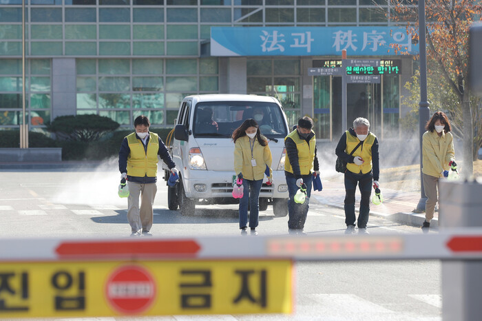 광주교도소에서 근무하는 직원이 코로나19 확진 판정을 받은 9일 오후 광주 북구 보건소와 일곡동행정복지센터 생활방역단 관계자들이 광주교도소를 방역 소독하고 있다. 연합뉴스