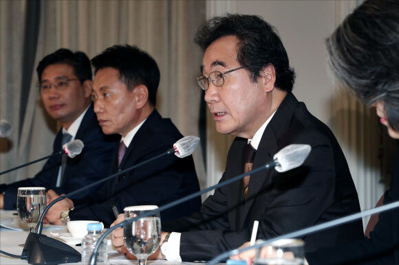 이낙연 더불어민주당 대표가 17일 오전 서울 중구 한국프레스센터에서 열린 관훈토론회에 참석, 질문에 답하고 있다. 연합뉴스