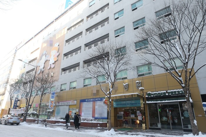 지난 31일 오전 광주 서구 한 병원 앞을 내원객들이 오가고 있다. 광주에선 의사체육동호회발 확진자가 잇따르고 있는 가운데 이 병원에서도 의료진 확진자가 나왔다. 연합뉴스