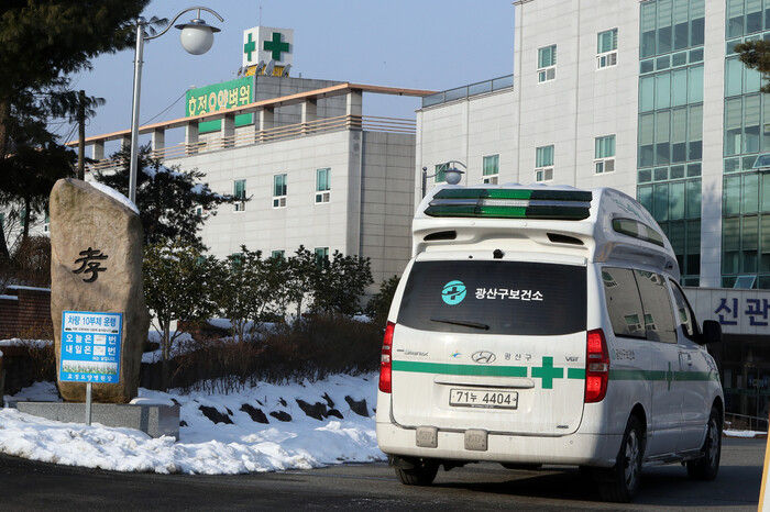 코로나19 집단감염이 발생한 광주 광산구 효정요양병원에서 4일 오전 방역물품을 실은 보건소 구급차가 이동하고 있다. 연합뉴스 코로나19 집단감염이 발생한 광주 광산구 효정요양병원에서 4일 오전 방역물품을 실은 보건소 구급차가 이동하고 있다. 연합뉴스