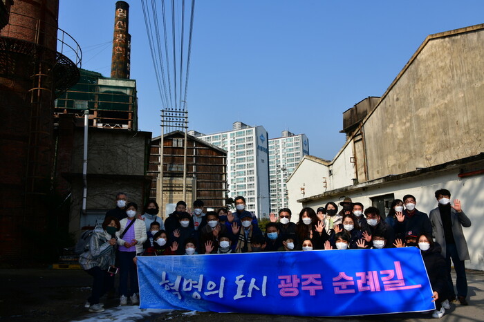 사단법인 광주마당은 지난 20일 시민들과 함께 광주시 북구 임동 전남방직과 일신방직 공장을 탐방한 뒤 기념사진을 찍고 있다. 조계현씨 제공