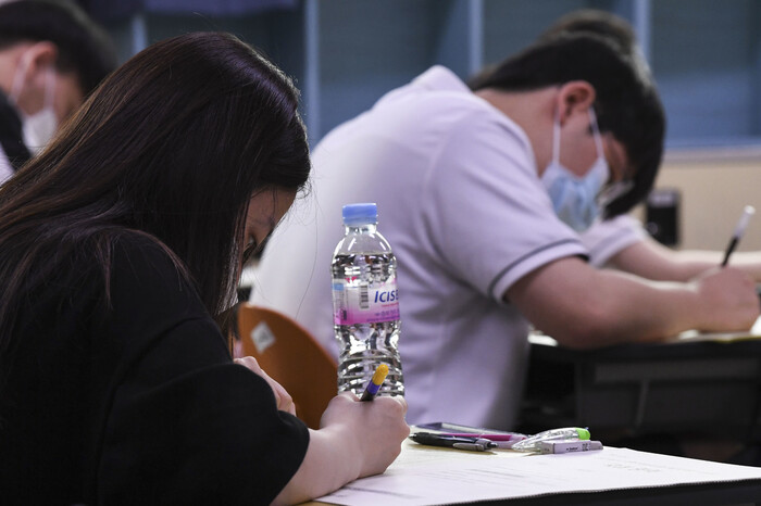지난해 6월18일 서울의 한 고등학교 3학년들이 6월 전국연합학력평가(모의고사) 시험을 준비하고 있다. 공동취재사진