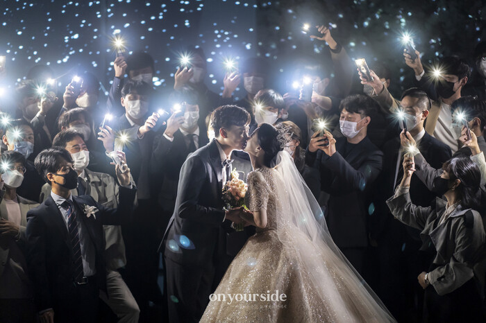 결혼식 반딧불이 사진. 온유어사이드 제공
