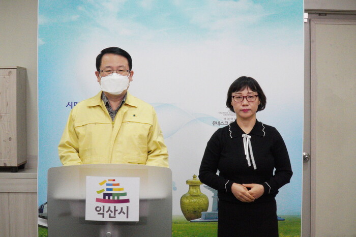 정헌율 익산시장이 지난달 11일 사회적 거리두기 2단계 격상을 발표하고 있다. 익산시 제공