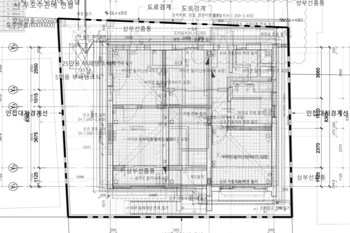 도면은 건축신고를 하기 위한 허가도면에서 시작해 실제 건축행위에 적용하기 위한 실시도면으로 이어진다. 실시도면은 층별 평면도, 바깥에서 바라본 입면도, 전기 및 조명 배선도, 배관 상세도 등 여러 장으로 이루어진다. 여러 장의 평면도를 포토샵으로 합친 모습. 임호림 제공
