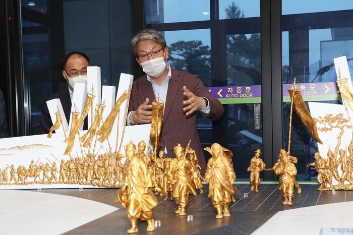 유진섭(오른쪽) 정읍시장이 새로 선정한 작품의 동상 모형을 살피고 있다. 정읍시 제공