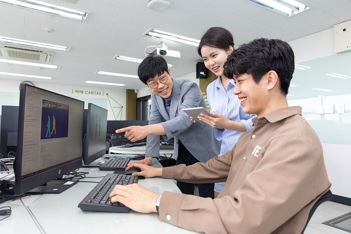 &nbsp; &nbsp; &nbsp; &nbsp; &nbsp; &nbsp; &nbsp;가천대 소프트웨어 전용 강의실에서 교수의 지도에 따라 학생들이 코딩을 하고 있다. 가천대 제공