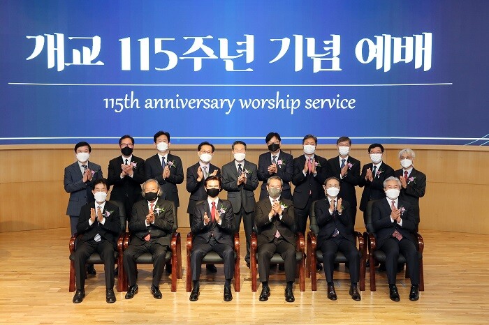 &nbsp; &nbsp; &nbsp; &nbsp; &nbsp; &nbsp; &nbsp; &nbsp; &nbsp; 삼육대 개교 115주년 기념 예배를 한 뒤 참여한 내빈들이 기념사진을 찍고 있다. 삼육대 제공